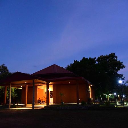 Indika Lake Resort Nuwarawewa East Exterior photo
