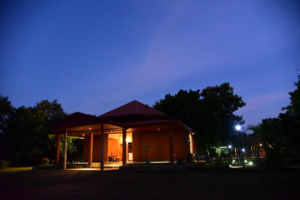Indika Lake Resort Nuwarawewa East Exterior photo