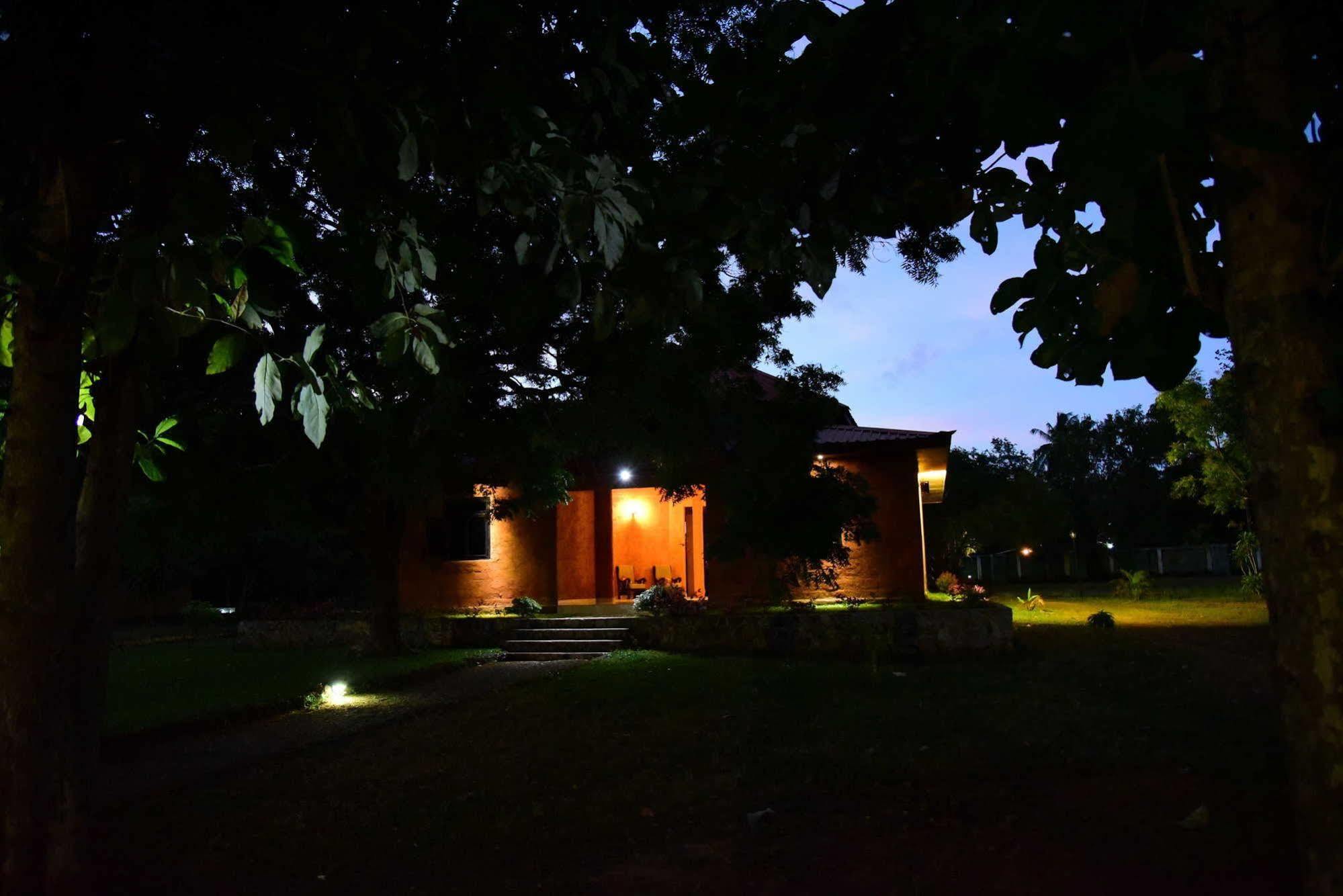 Indika Lake Resort Nuwarawewa East Exterior photo